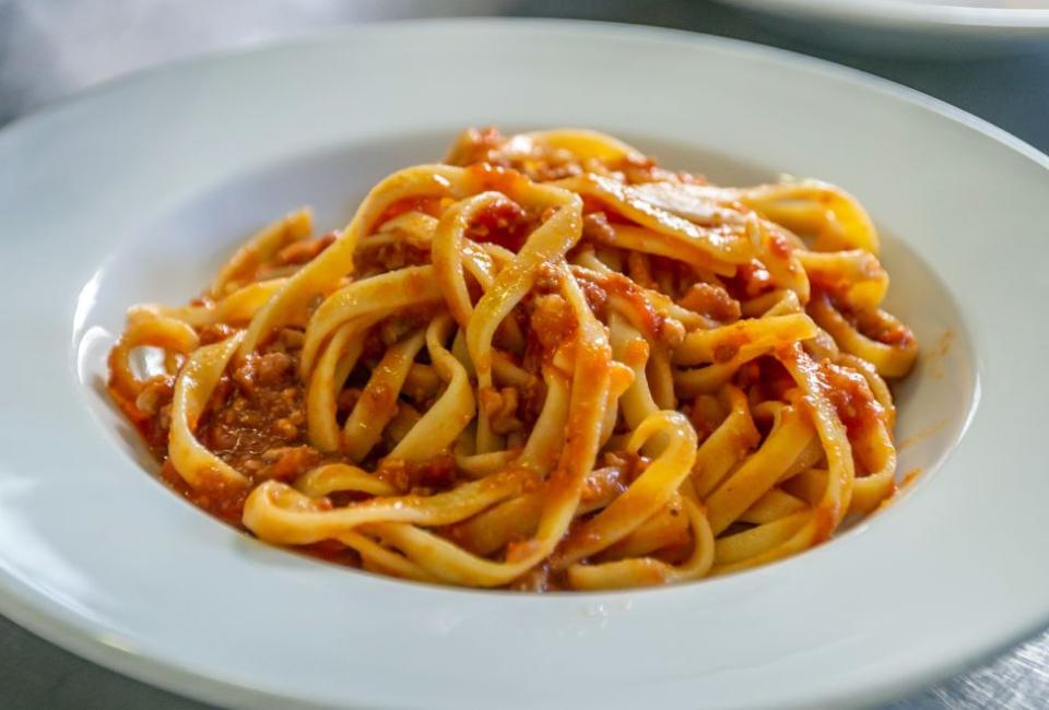 Tagliatelle al ragù, un piatto ricco e invitante con sugo rosso avvolgente.